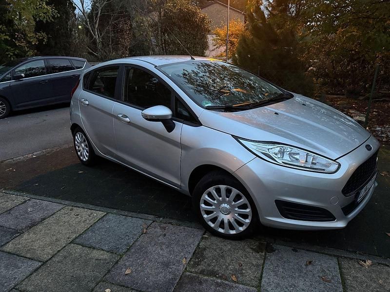 Grau Gebraucht 2016 Ford Fiesta Trend Kleinwagen | 6.700 € (Guter Preis) - Bild 1/4