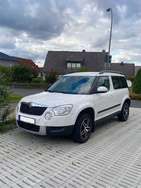 Weiß Gebraucht 2013 Skoda Yeti Plus Edition SUV | 9.299 € (Guter Preis) - Bild 1/4