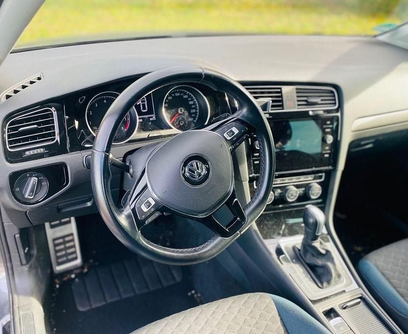 Grau Gebraucht 2019 VW Golf IQ Drive Limousine | 16.999 € (Guter Preis) - Bild 1/4