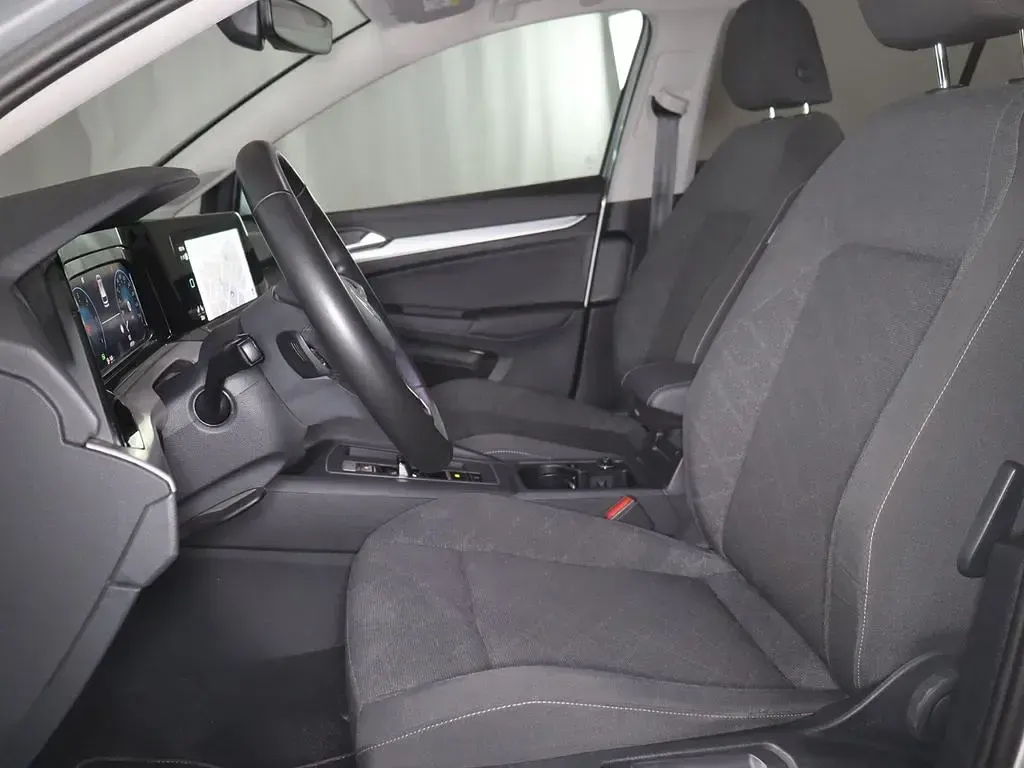 Second-hand VW Golf VIII Life 150 CP (110 kW) 2024 Argintiu Break