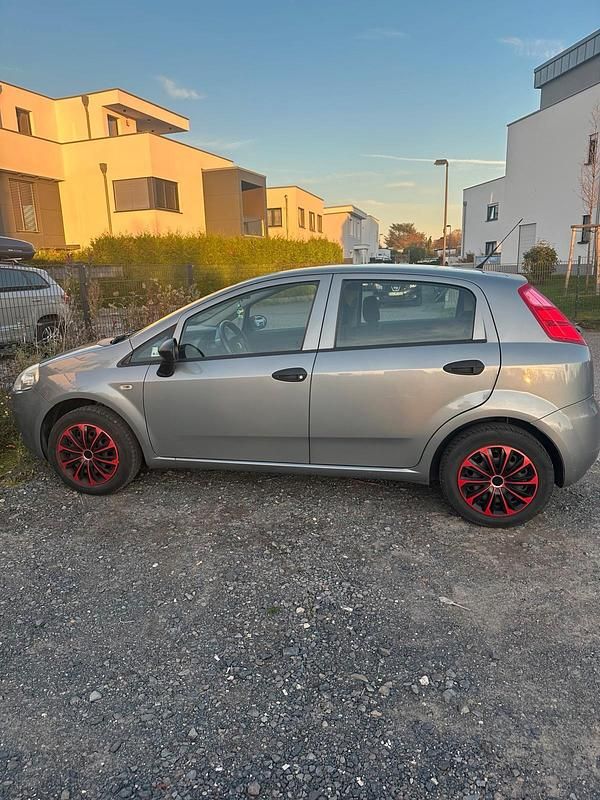 Grau Gebraucht 2012 Fiat Punto Kleinwagen | 2.499 € (Fairer Preis) - Bild 1/4