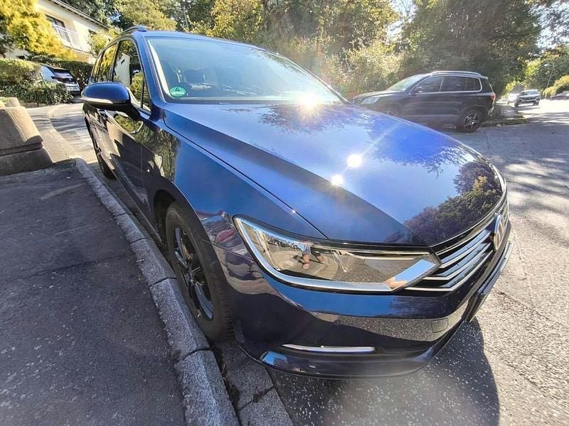Blau Gebraucht 2018 VW Passat Kombi | 17.299 € (Fairer Preis) - Bild 1/4