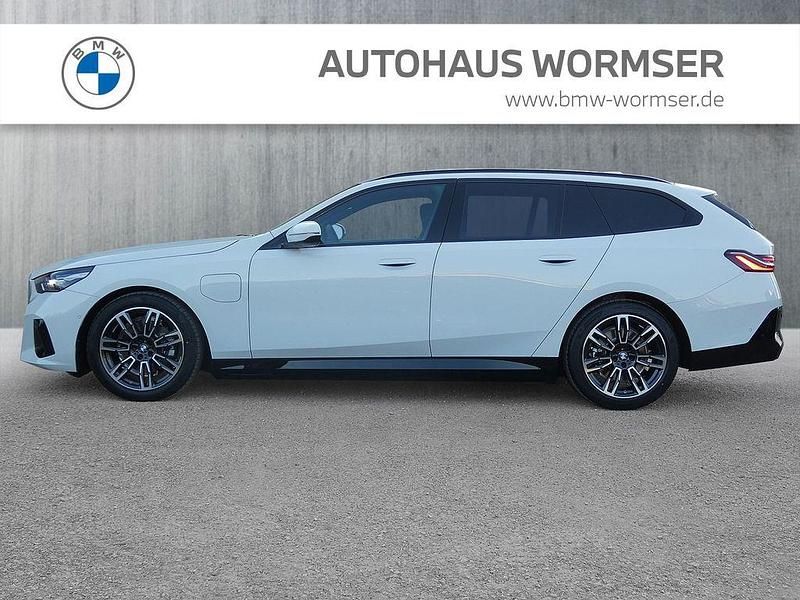 Neu BMW 530e Performance 299 PS (219 kW) 2025 Alpinweiss iii Kombi