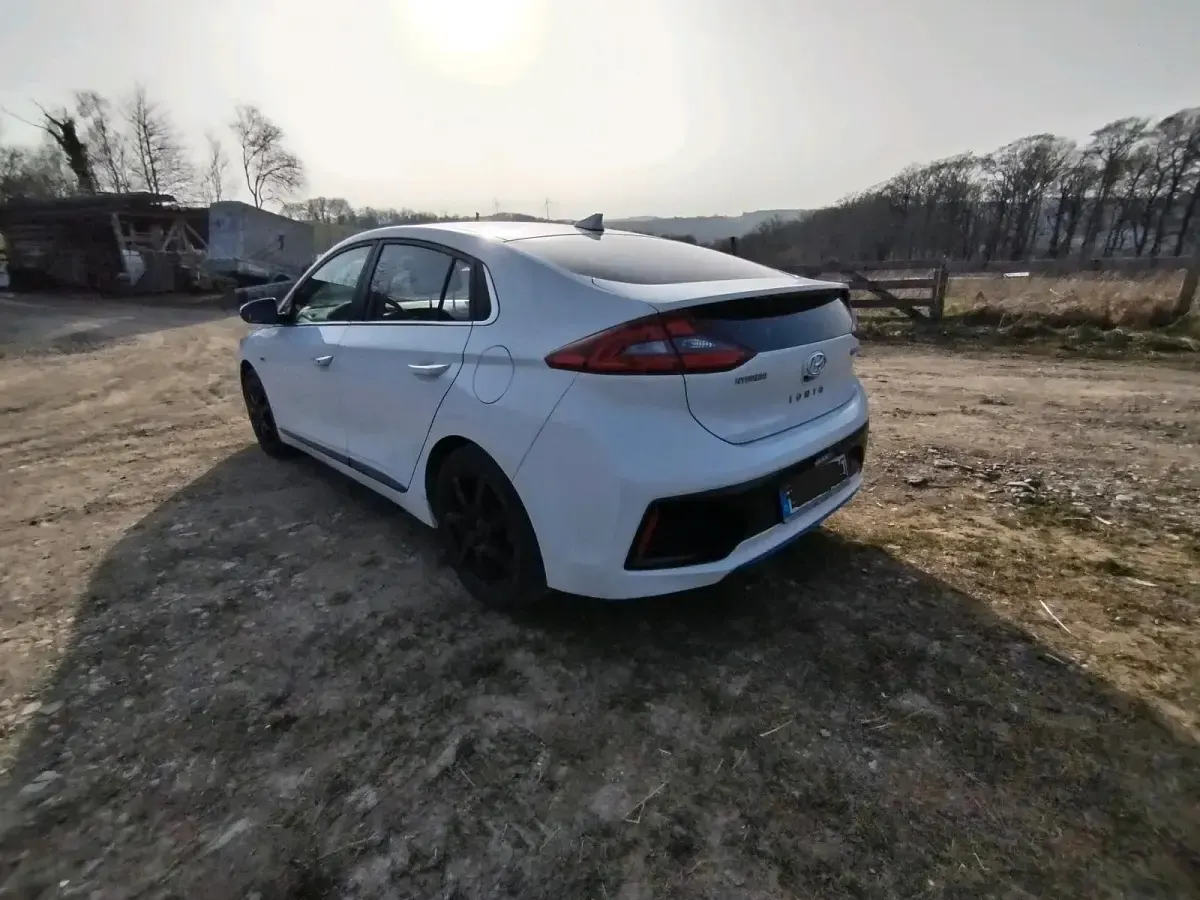 Gebraucht Hyundai Ioniq Premium 141 PS (103 kW) 2016 Weiß Kleinwagen