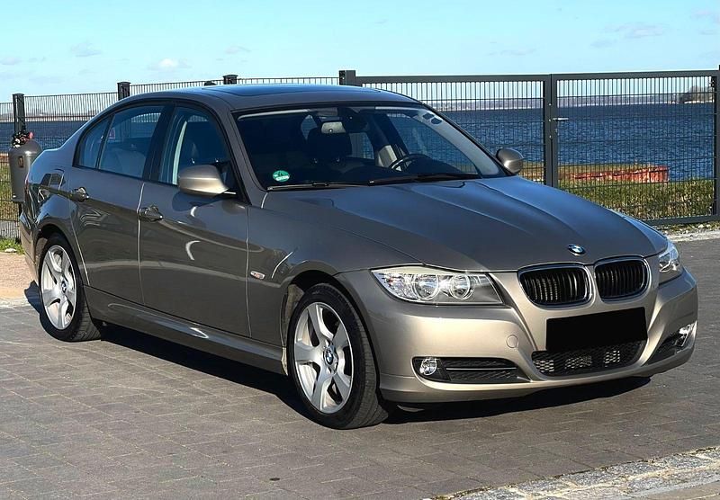 Gebraucht BMW 320 177 PS (130 kW) 2010 Gold Limousine