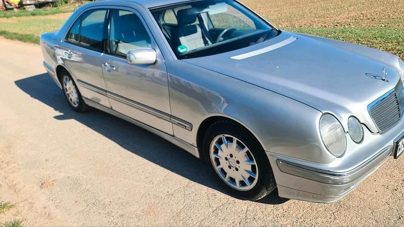 Gebraucht Mercedes E270 Elegance 190 PS (139 kW) 2001 Silber Limousine