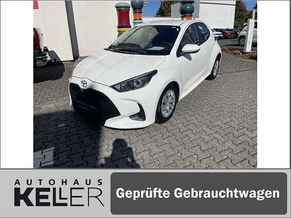 Schneeweiß Gebraucht 2022 Toyota Yaris Basis Kleinwagen | 14.240 € (Fairer Preis) - Bild 1/4