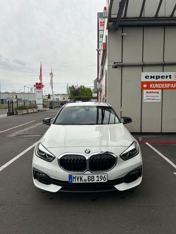 Weiß Gebraucht 2021 BMW 118 Advantage Kleinwagen | 18.100 € (Guter Preis) - Bild 1/4