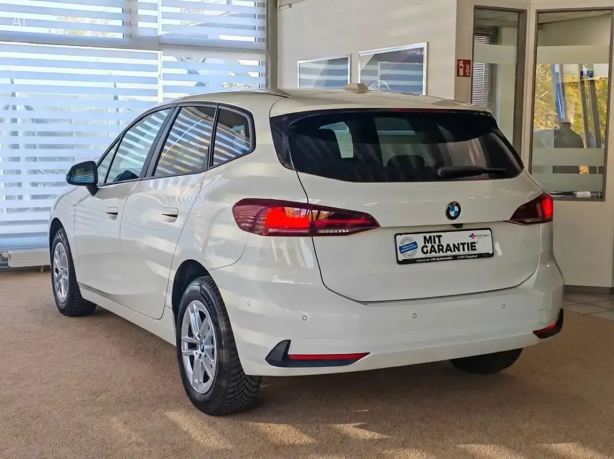 Gebraucht BMW 218 Active Tourer 150 PS (110 kW) 2023 Weiß Van / Kleinbus