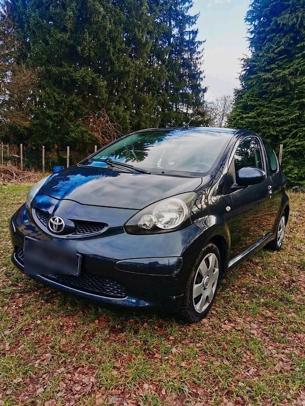 Grau Gebraucht 2007 Toyota Aygo Kleinwagen | 2.900 € (Fairer Preis) - Bild 1/4