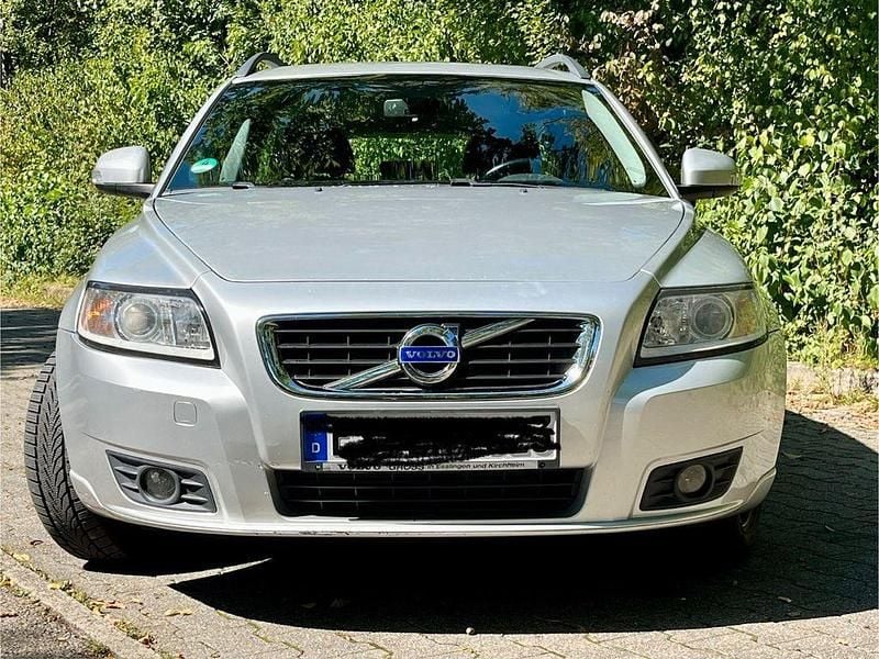 Silber Gebraucht 2011 Volvo V50 Kinetic Kombi | 5.875 € (Guter Preis) - Bild 1/4