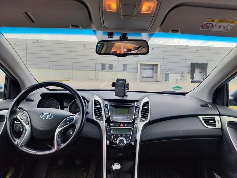 Gebraucht Hyundai i30 120 PS (88 kW) 2015 Blau Kombi