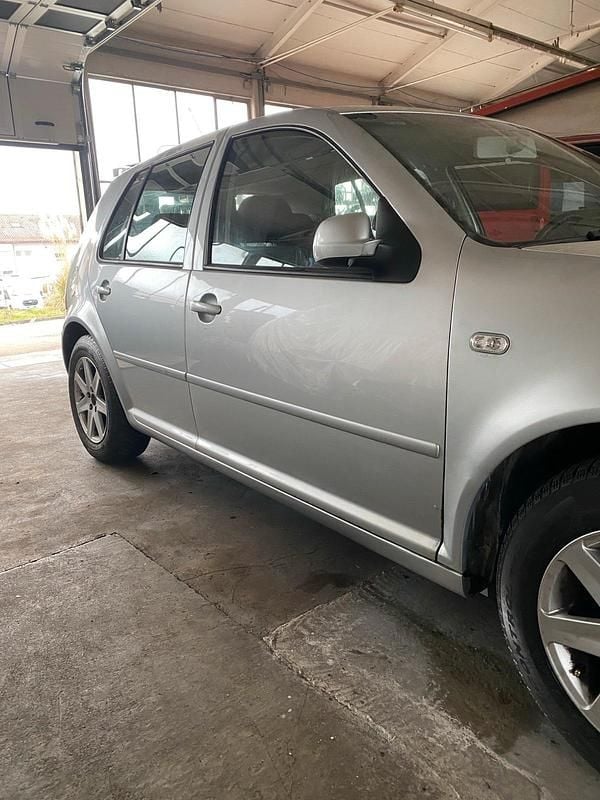Usado VW Golf 101 HP (74 kW) 2003 Cinzento Coupé