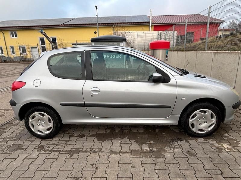 Silber Gebraucht 2003 Peugeot 206 Kleinwagen | 1.500 € (Etwas zu teuer) - Bild 1/4