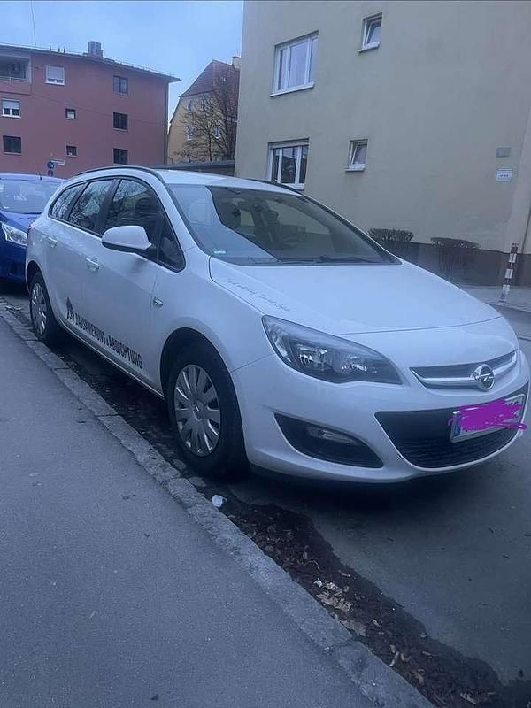 Gebraucht Opel Astra Selection 101 PS (74 kW) 2013 Weiß Kombi