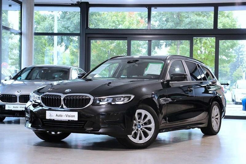 Schwarz Gebraucht 2021 BMW 320e Sport Line Kombi | 24.290 € (Superpreis) - Bild 1/3