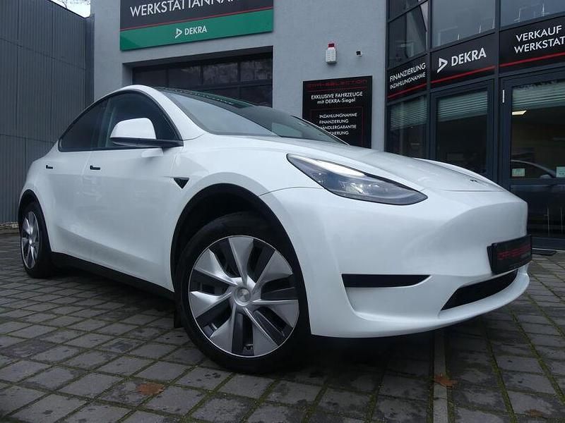 Weiss Gebraucht 2024 Tesla Model Y SUV | 34.599 € (Guter Preis) - Bild 1/4
