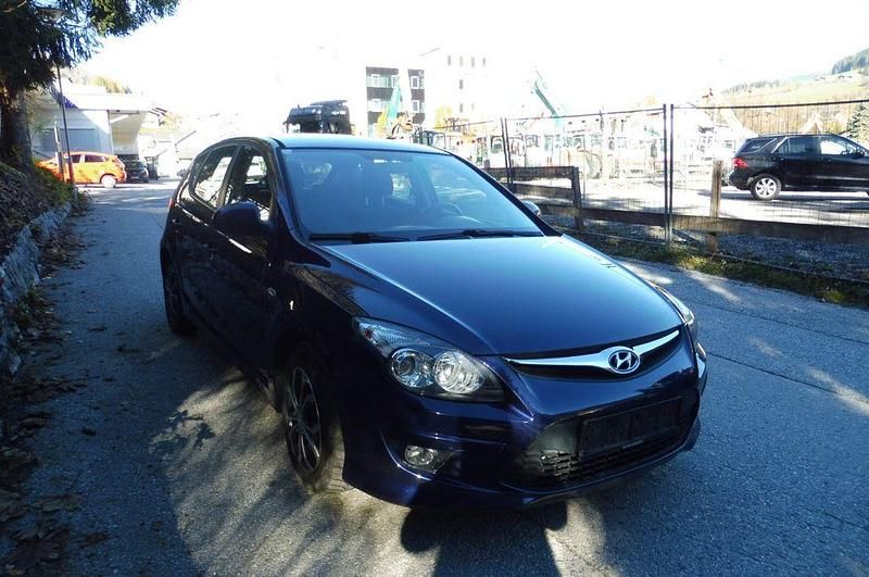 Gebraucht Hyundai i30 Edition 90 PS (66 kW) 2011 Blau Limousine