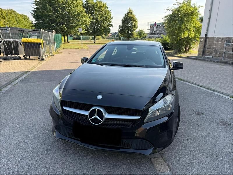 Schwarz Gebraucht 2017 Mercedes A180 Kleinwagen | 12.500 € (Teuer) - Bild 1/4
