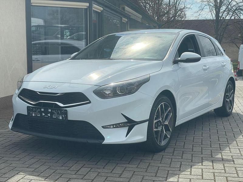 Używany Kia Ceed 140 KM (102 kW) 2025 Biały Hatchback