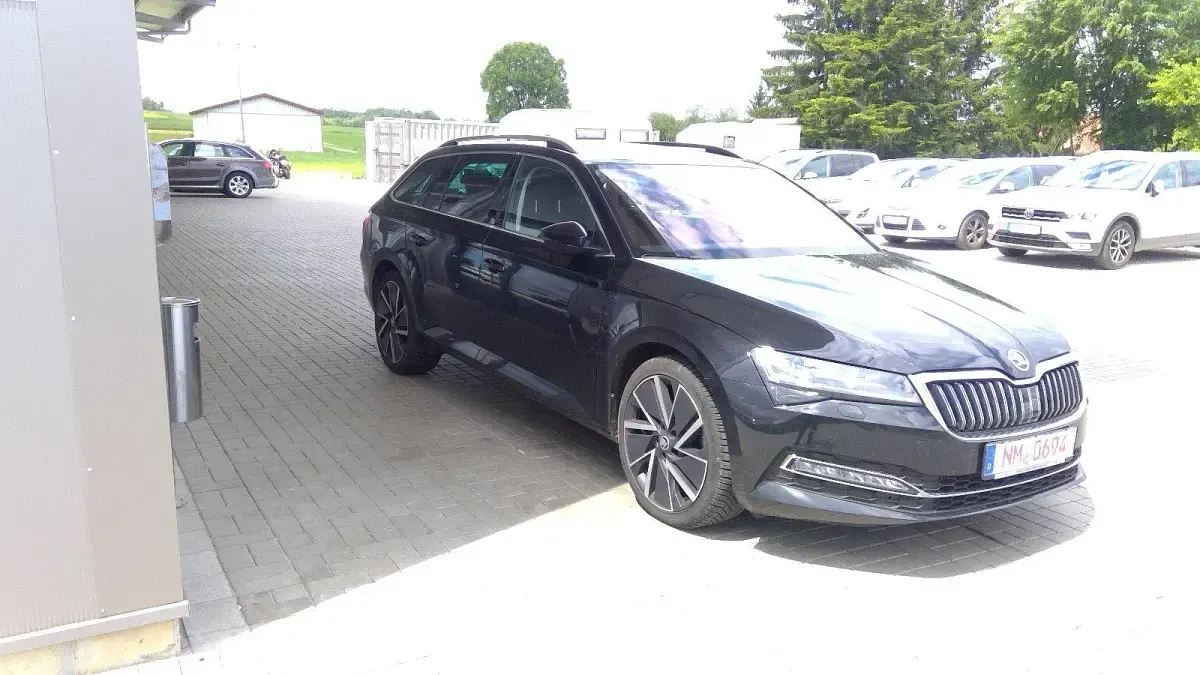 Gebraucht Skoda Superb Style 150 PS (110 kW) 2023 Schwarzmagic perleffekt Kombi