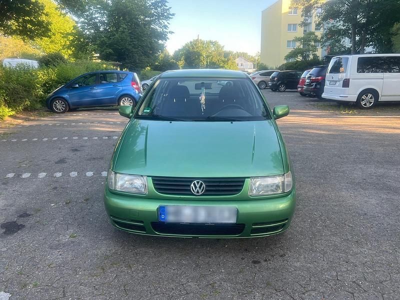 Grün Gebraucht 2000 VW Polo Kleinwagen | 2.500 € - Bild 1/4