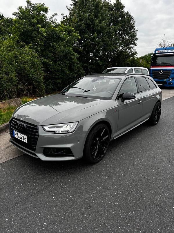 Grau Gebraucht 2018 Audi A4 Sport Limousine | 18.700 € (Teuer) - Bild 1/4