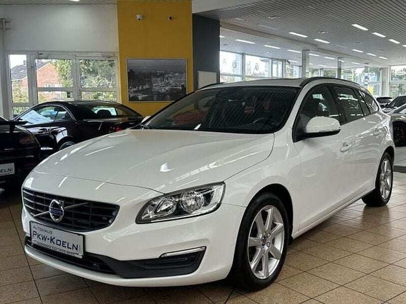 Gebraucht Volvo V60 Kinetic 150 PS (110 kW) 2018 Ice white, solid / solid (metallic) Kombi