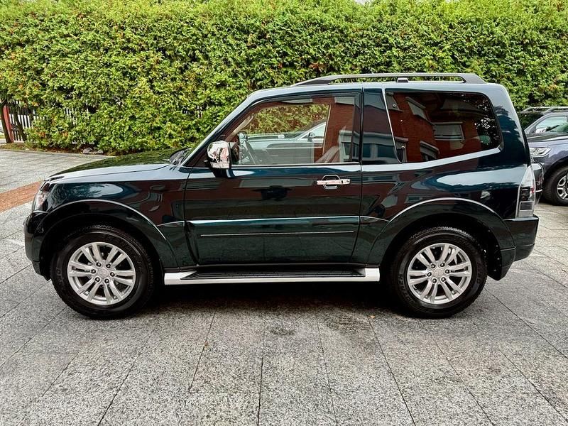 Grün Gebraucht 2017 Mitsubishi Pajero Top SUV | 39.980 € - Bild 1/4