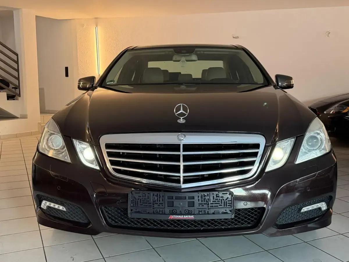 Używany Mercedes E250 204 KM (150 kW) 2009 Brązowy Sedan/Limuzyna