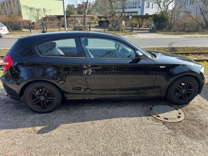 Gebraucht BMW 116 122 PS (89 kW) 2010 Schwarz Kleinwagen