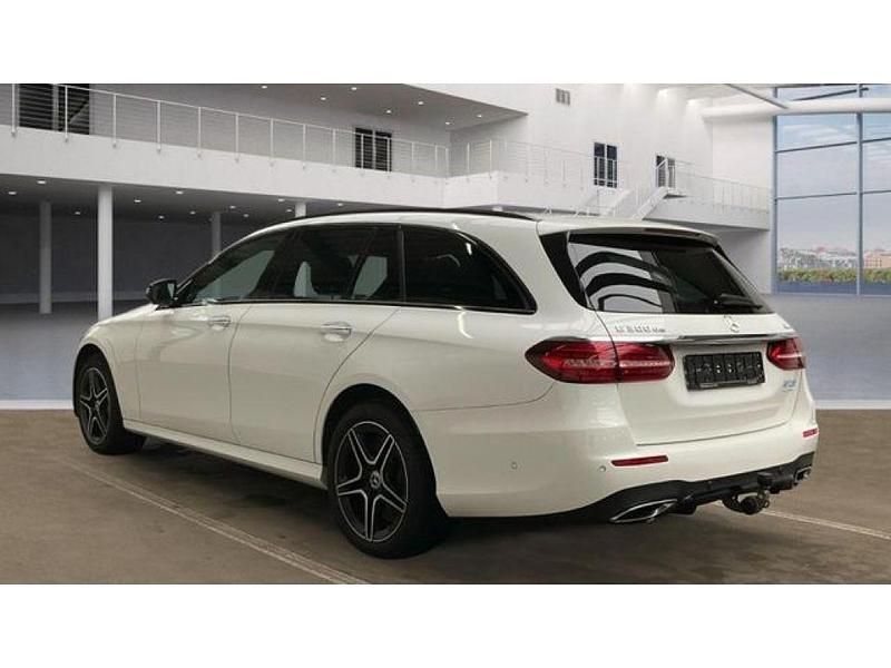 Gebraucht Mercedes E300 AMG 306 PS (225 kW) 2022 Polarweiss Kombi