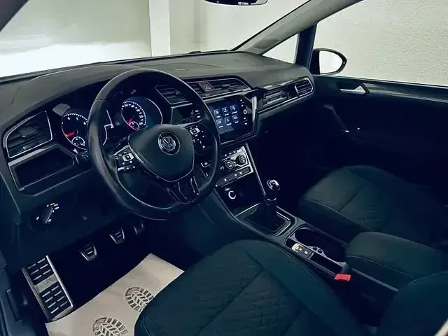 Gebraucht VW Touran IQ Drive 116 PS (85 kW) 2019 Schwarz Van / Kleinbus