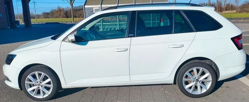 Gebraucht Skoda Fabia Joy 75 PS (55 kW) 2016 Weiß Limousine