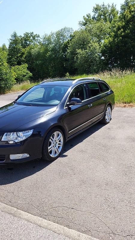 Schwarz Gebraucht 2013 Skoda Superb Kombi | 6.990 € (Guter Preis) - Bild 1/4
