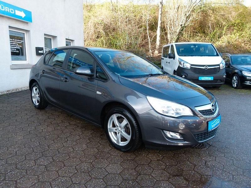 Gebraucht Opel Astra Selection 101 PS (74 kW) 2011 Grau Limousine