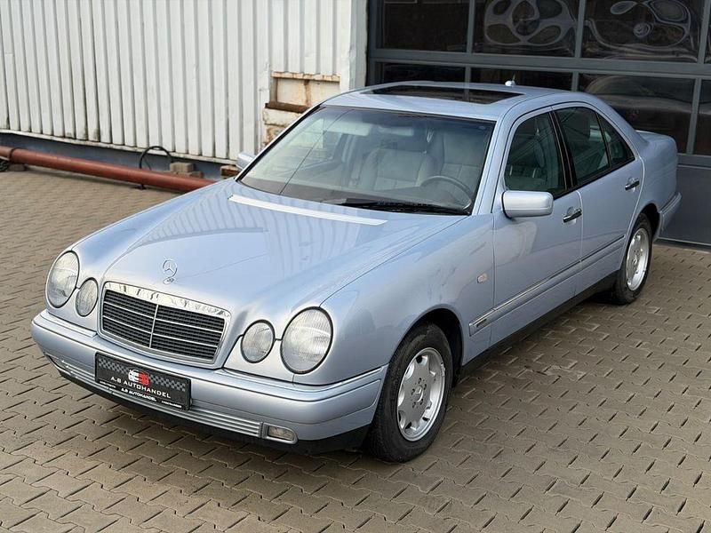 Gebraucht Mercedes E220 Elegance 125 PS (91 kW) 1999 Blau Limousine