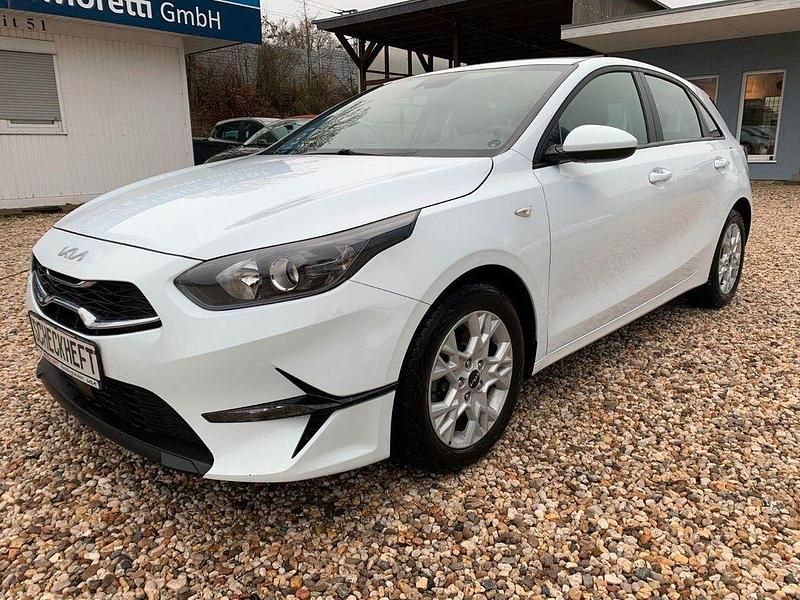 Gebraucht Kia Ceed 120 PS (88 kW) 2023 Weiß Kleinwagen