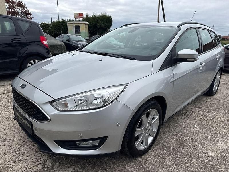 Silber Gebraucht 2015 Ford Focus Business Edition Limousine | 6.950 € (Guter Preis) - Bild 1/4