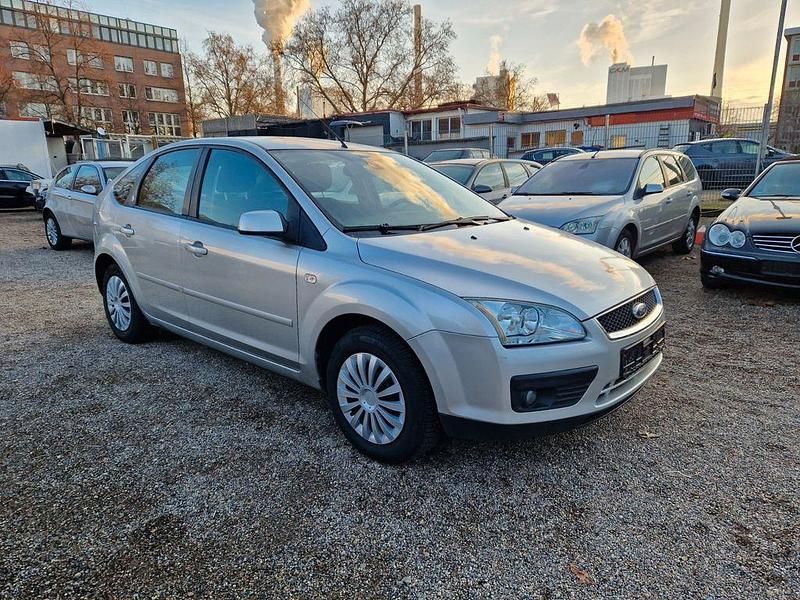 Gebraucht Ford Focus Ghia 101 PS (74 kW) 2006 Silber Limousine