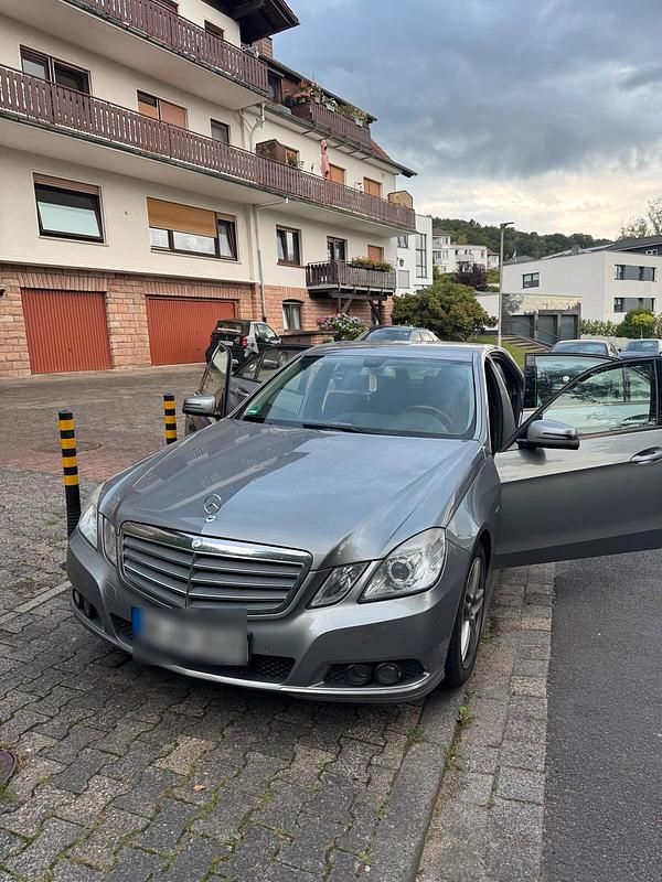 Gebraucht Mercedes E220 180 PS (132 kW) 2010 Grau Limousine
