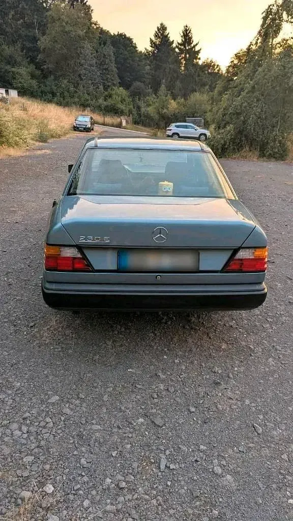 Gebraucht Mercedes E230 132 PS (97 kW) 1987 Blau Limousine