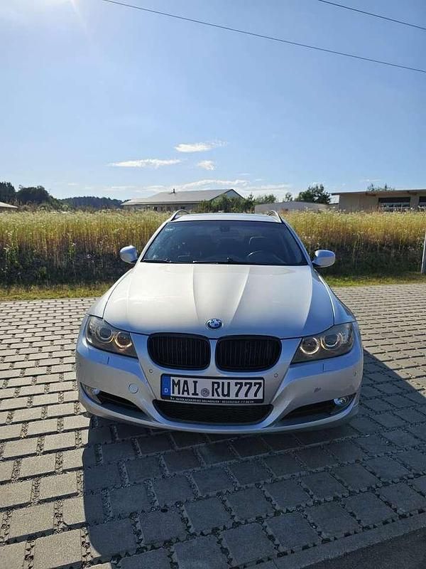 Grau Gebraucht 2009 BMW 320 Kombi | 9.000 € - Bild 1/4