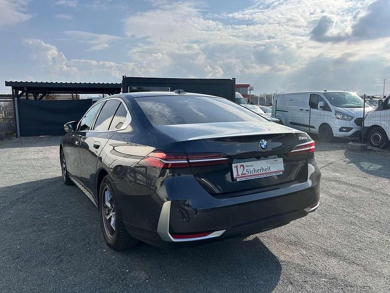 Gebraucht BMW 520 197 PS (144 kW) 2024 Sophistograu brillanteffekt Limousine