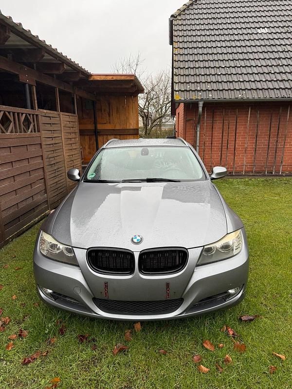 Gebraucht BMW 318 143 PS (105 kW) 2011 Grau Kombi