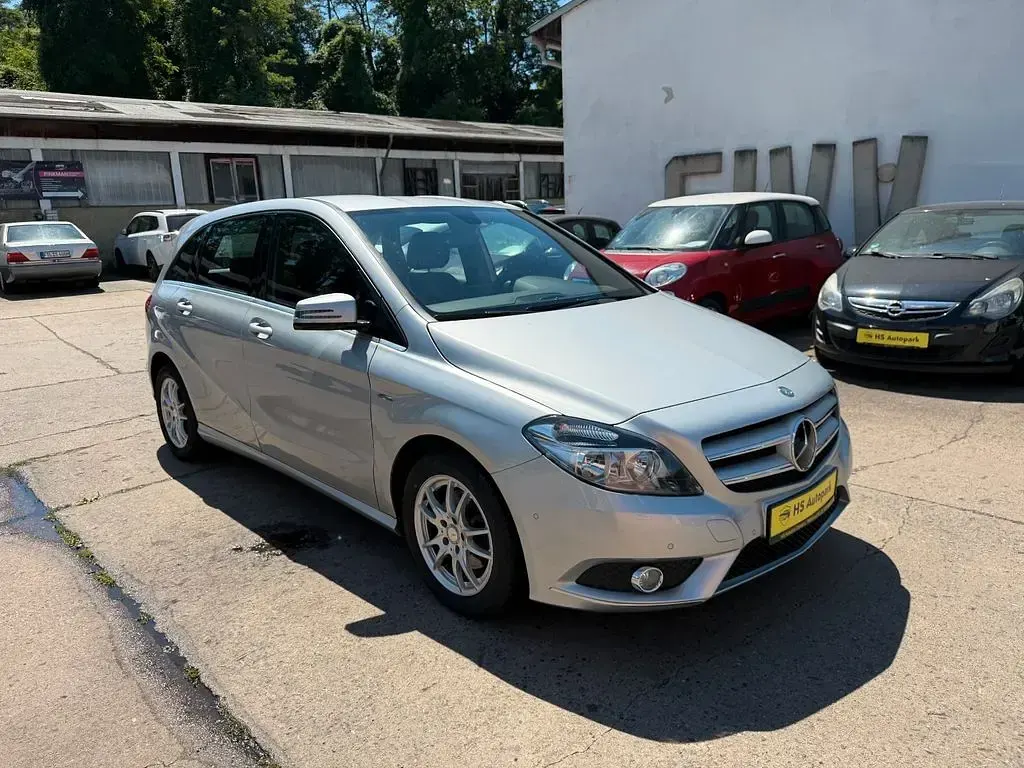 Gebraucht Mercedes B180 122 PS (89 kW) 2012 Silber Kleinwagen