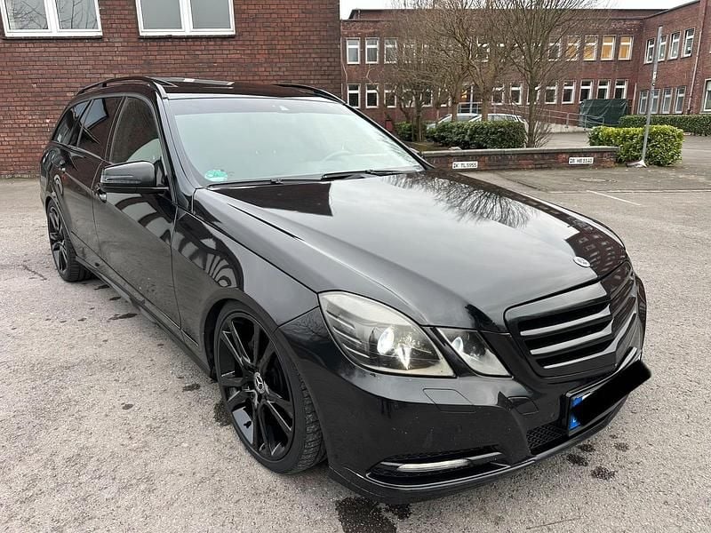 Gebraucht Mercedes E250 Avantgarde 204 PS (150 kW) 2012 Schwarz Kombi