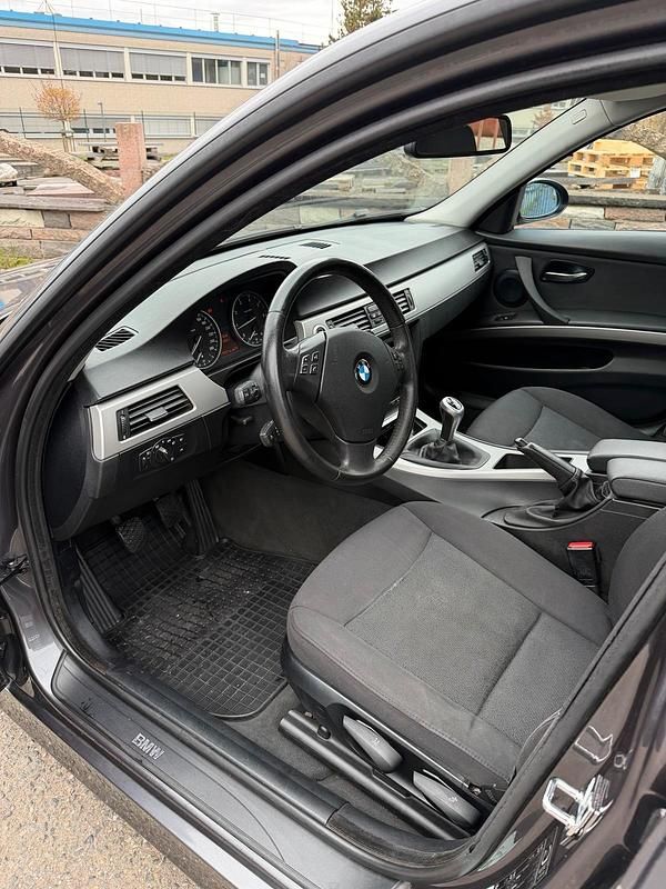 Gebraucht BMW 318 143 PS (105 kW) 2007 Grau Limousine