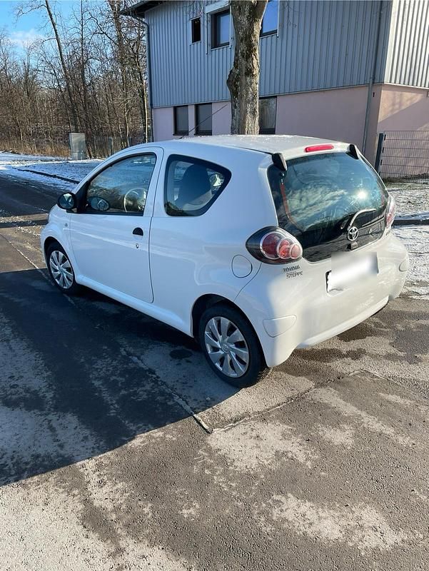 Gebraucht Toyota Aygo 68 PS (50 kW) 2014 Weiß Kleinwagen