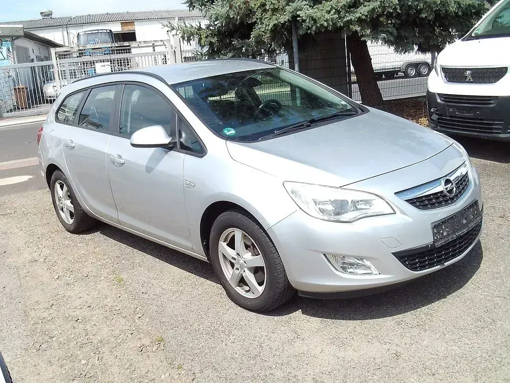 Gebraucht Opel Astra Edition 110 PS (80 kW) 2011 Silber Kombi